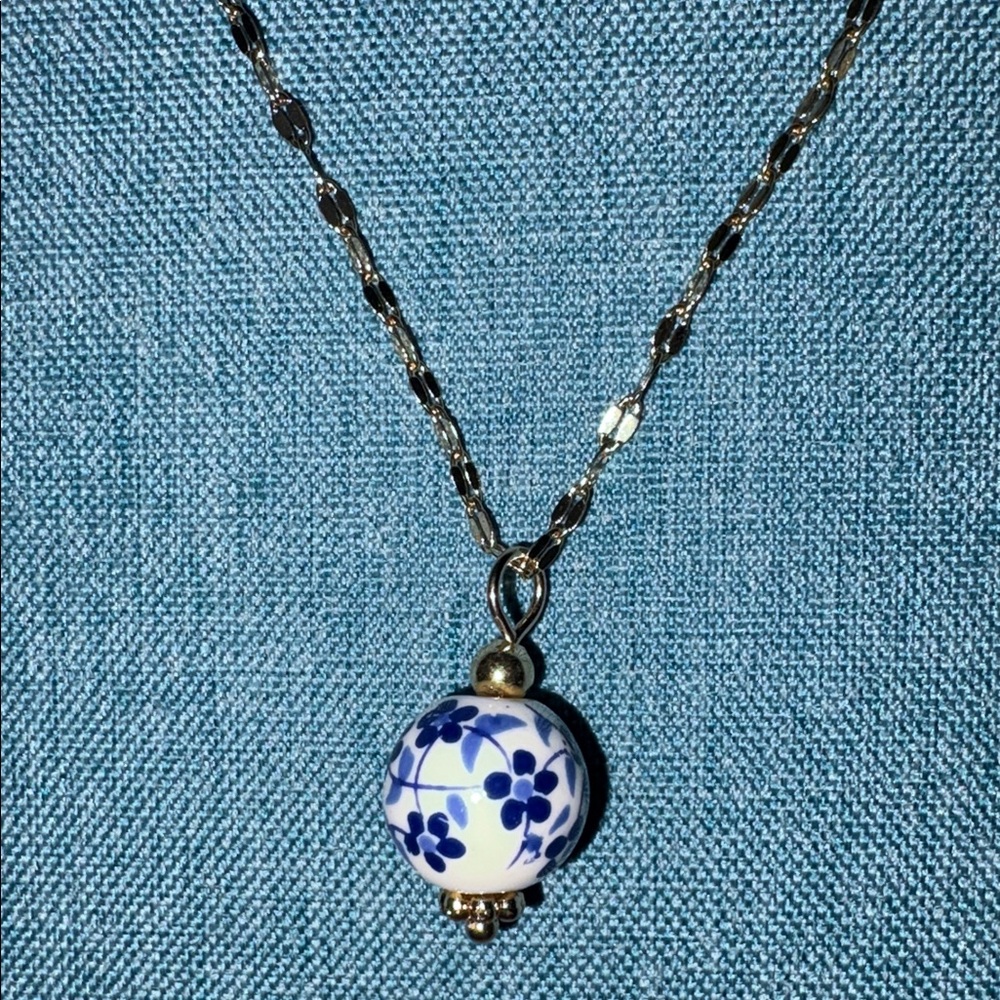 Elegant gold and Blue Pendant Necklace
